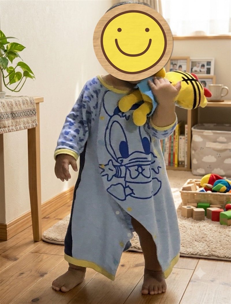 こどもちゃれんじのはなちゃんのぬいぐるみを抱っこする女の子