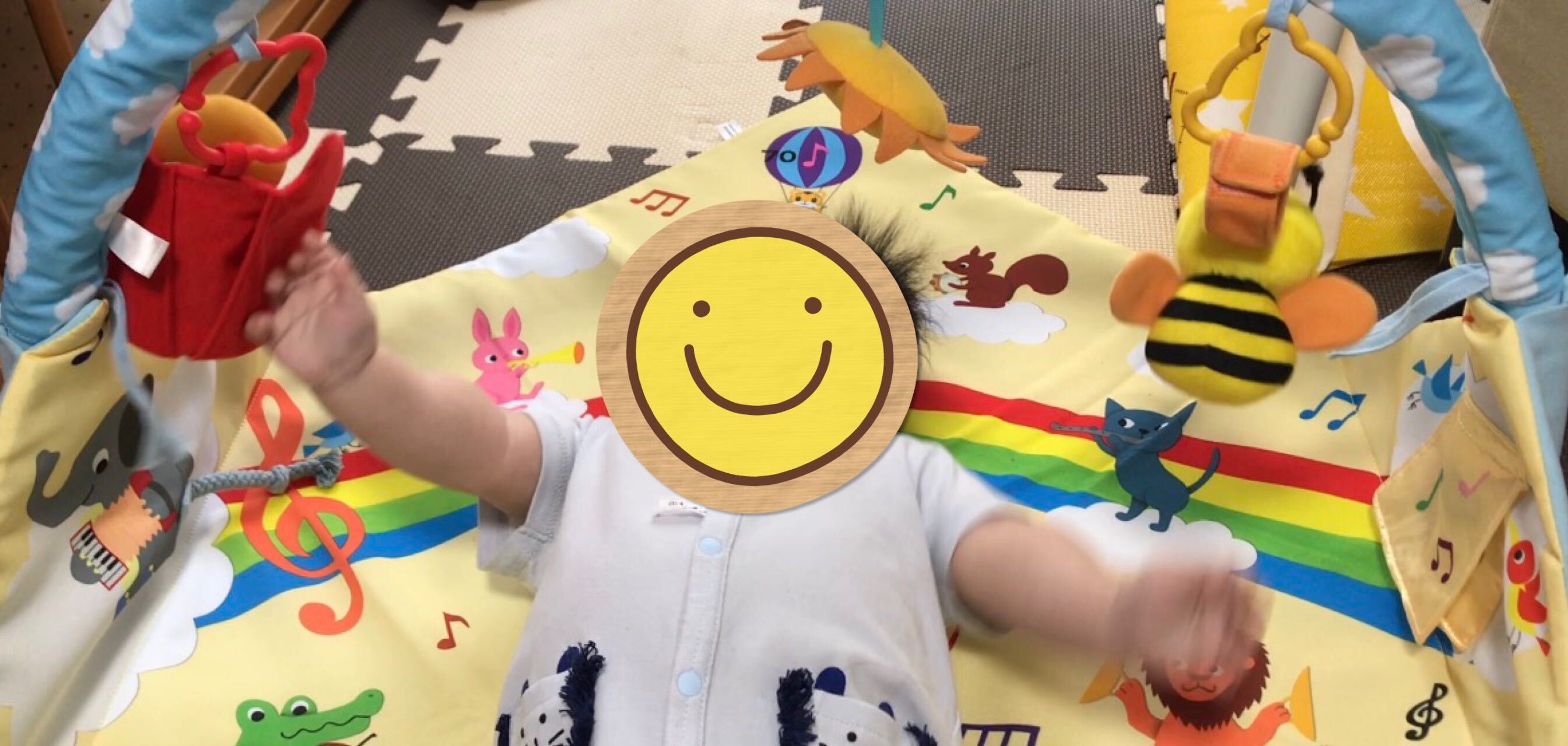 こどもちゃれんじの6wayへんしんジムで寝転がって遊ぶ0歳の赤ちゃん